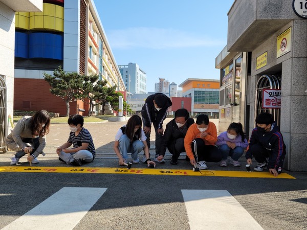 대구대명초등학교 스쿨존 어린이보호구역을 중심으로 1단 멈춤, 2쪽 저쪽, 3초 동안, 4고 예방이 새겨진 노란 발자국을 설치했다./남구청