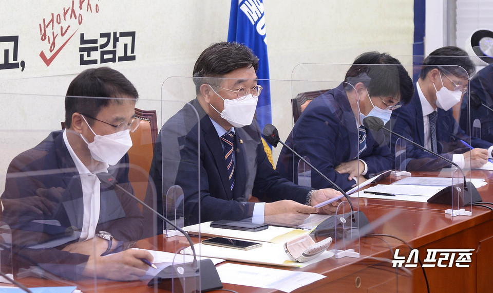 윤호중 더불어민주당 원내대표가 9일 국회에서 열린 원내정책회의에서 발언하고 있다. ⓒ김정현 기자