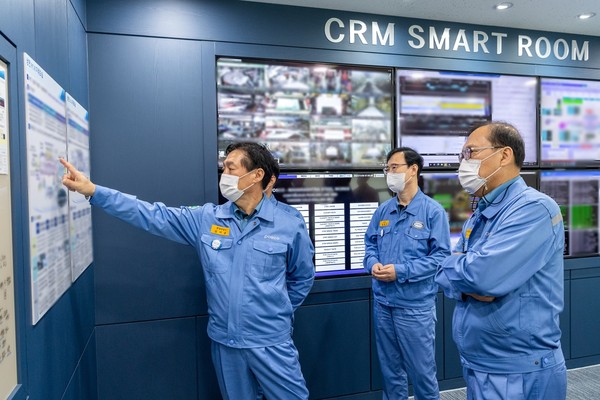광양제철소 관계자가 냉연 CRM Smart Room을 설명하고 있다