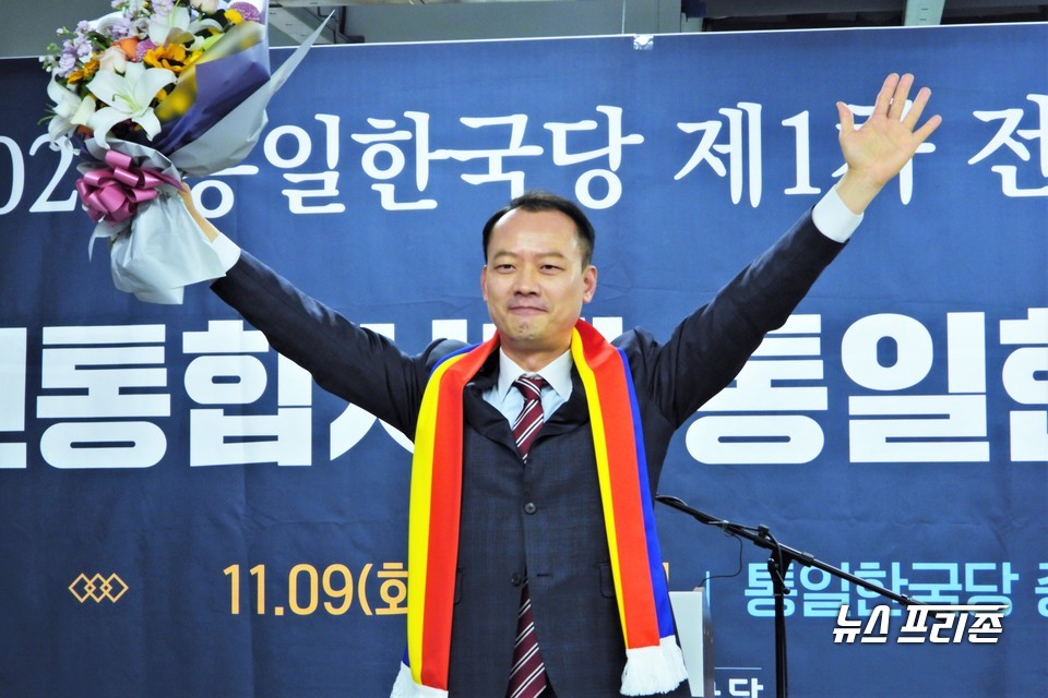 이경희 통일한국당 대표가 9일 서울 여의도에서 열린 제1차 전당대회에서 제20대 대통령선거 후보로 선출된 뒤 지지자들에게 손을 들어 환호하고 있다. ⓒ김정현 기자