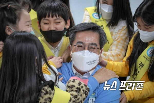 김동연 후보가 '지구야 괜찮아' 아이들이 낸 주관식을 못맞쳐 간지럽히기 벌칙을 받고 있다.(사진=이동연 후보 캠프)