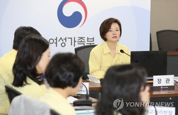 젊은 세대 남성들은 '페미니즘' '페미니스트'에 대해 매우 부정적이며 '여성가족부 폐지'에 대해서도 매우 적극적으로 찬성하고 있다. 최소 수년전부터 이런 여론이 있었음에도 문재인 정부와 더불어민주당에선 매우 안이하게 대처하면서 거의 불통으로 일관해왔다. 진선미 의원이 여가부 장관이었을 당시 회의 모습. 사진=연합뉴스