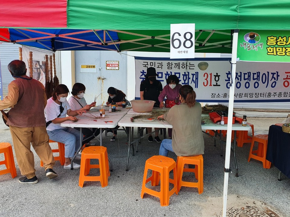 충남 홍성군은 직거래장터 ‘홍성사랑 희망장터’가 단계적 일상회복(위드 코로나)을 맞아 다양한 체험행사를 함께 운영한다.(사진=홍성군청)