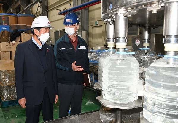 '요소수 대란' 해소에 적극 활동하고 있는 윤화섭 안산시장 (사진=안산시)