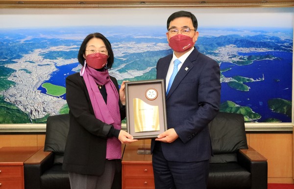 전국여성대회에서 우수지방자치단체장상을 수상한 허성무 시장 창원시