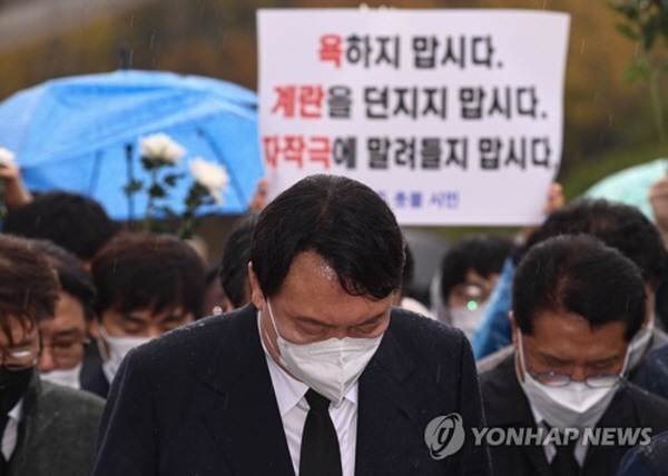 윤석열 국민의힘 대선후보는 지난 10일 광주 북구 국립 5·18 민주묘역을 찾아 '전두환 옹호' 발언과 관련, "사과드린다"고 밝혔다. 그러나 어떤 발언에 대해 어떻게 반성한다는 내용이 전혀 담기지 않았으며, 특히 핵심인 '전두환' 이름조차도 빠졌다는 것이다. "사과는 개나 줘라"는 메시지로 읽혔던 '개 사과' 건에 대해서도 언급조차 없었다. 사진=연합뉴스