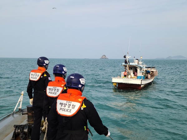 여수해경 경비함정이 어선을 대상으로 검문검색을 하고 있다