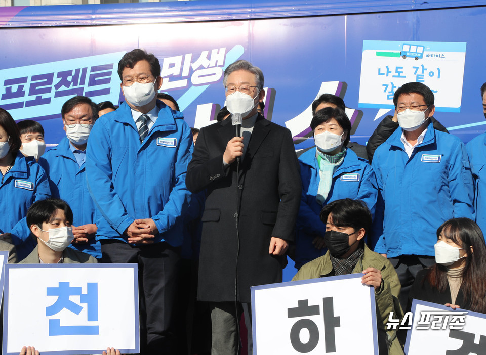 이재명 더불어민주당 대선 후보가 12일 오전 서울 여의도 국회에서 열린 매타버스(매주 타는 민생버스) 출발 국민보고회에서 인사말을 하고 있다. ⓒ연합뉴스