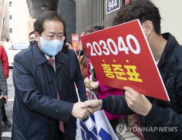 지난 대선 때만 해도 '꼰대 정치인' 이미지가 강했던 홍준표 의원이 어떻게 단기간에 청년층의 열렬한 지지를 받게 됐는지, 어떻게 상전벽해급 반전을 일궈냈는지에 대한 정치권의 관심도 쏠리고 있다. 그런 이유에는 '시대착오적 페미니즘'에 대한 비판과 '여가부 통폐합' 등이 거론된다. 사진=연합뉴스