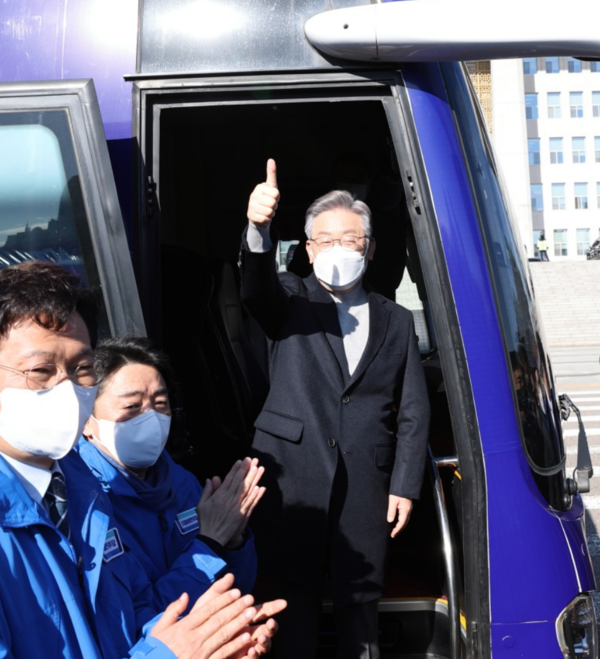 이재명 민주당 대선 후보가  12일 국회에서 매타버스 국민보고회를 마치고 버스에 오르며 엄지척 손을 들고 있다.(사진=민주당)