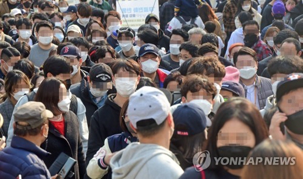 윤석열 후보는 '야구장에 1만명 넘게 들어오는데 집회는 인원수를 제약하는 현 정부 지침에 대해 어떻게 생각하나'라는 질문엔 "제가 (정부의 방역 지침이) 과학적이지 못하다고 그러지 않았나"라고 비판적 입장을 보였다. 한국시리즈 1차전 관람을 위해 입장대기하는 윤석열 후보 모습. 사진=연합뉴스