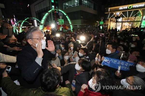 이재명 더불어민주당 대선후보에 대한 악의적 가짜뉴스라든지 혹은 발언의 취지를 왜곡한 보도들이 쏟아지고 있다. '기울어진 운동장'이라는 언론 환경에서 이재명 후보는 지지층을 향해 "우리가 언론사가 되어야 한다"며 호소하기도 했다. 사진=연합뉴스