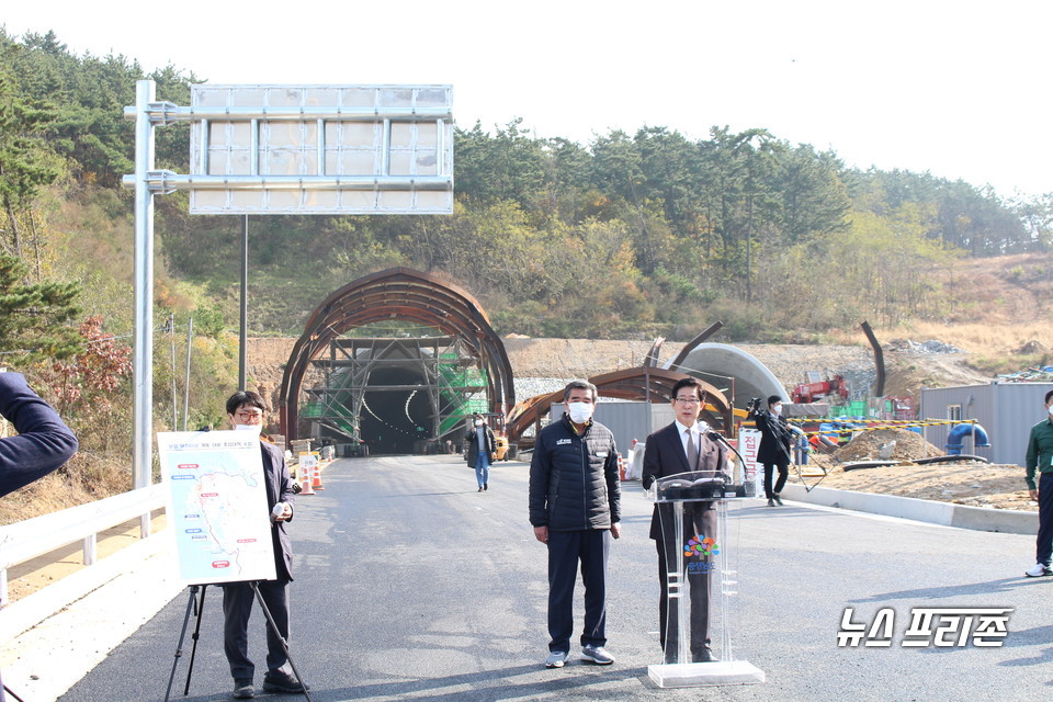 양승조 충남지사와 김동일 보령시장이 15일 원산도 보령해저터널 앞에서 기자회견을 하고 있다.(사진=박성민기자)