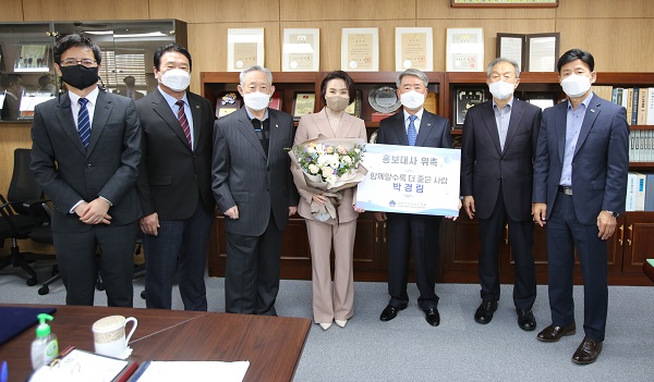 대한민국상이군경회는 방송인 박경림(사진 중앙) 씨를 홍보대사로 위촉했다. (사진=대한민국상이군경회)