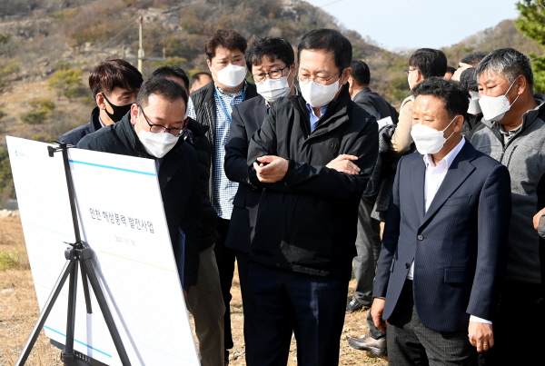 박남춘 인천시장은 옹진군 굴업도를 찾아 ‘어촌뉴딜300·해양쓰레기 수거·해상풍력 발전’ 등 현안사업을 점검했다. 사진은 굴업도 해상풍력발전단지 조성 추진사항을 점검하는 모습. (사진제공=인천시)