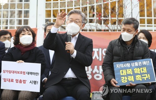 이재명 후보는 홍남기 부총리와 기재부 관료들을 향해 "따뜻한 방 안 책상에서 정책 결정을 하는 것이 현장에서는 정말로 멀게 느껴진다는 생각한다"며 "현장도 찾아보고, 현장의 목소리도 들으면서 지금의 서민 경제가 현장에서는 얼마나 어려운지를 체감해 보기를 권유한다"고 일갈했다. 사진=연합뉴스