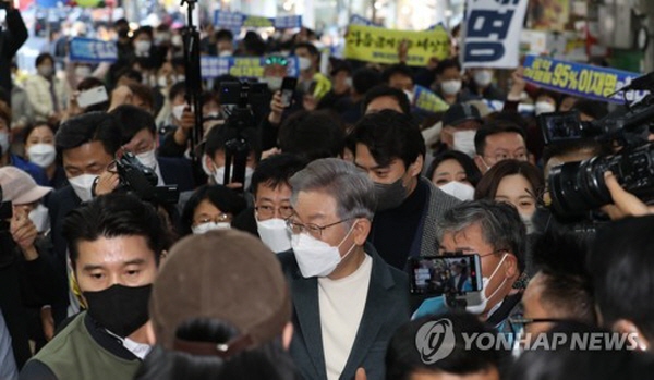 이재명 후보와 생각을 언제든 공유할 수 있고 손발을 착착 맞출 수 있는, 열정적으로 일할 이들로 선대위를 재구성해야 한다는 것이다. 언론의 가짜뉴스에 대응하고 플랫폼을 만들어 후보의 정책을 적극적으로 홍보한다면, 현재 떨어져 있는 지지층의 사기도 다시 올릴 수 있다는 것이다. 사진=연합뉴스