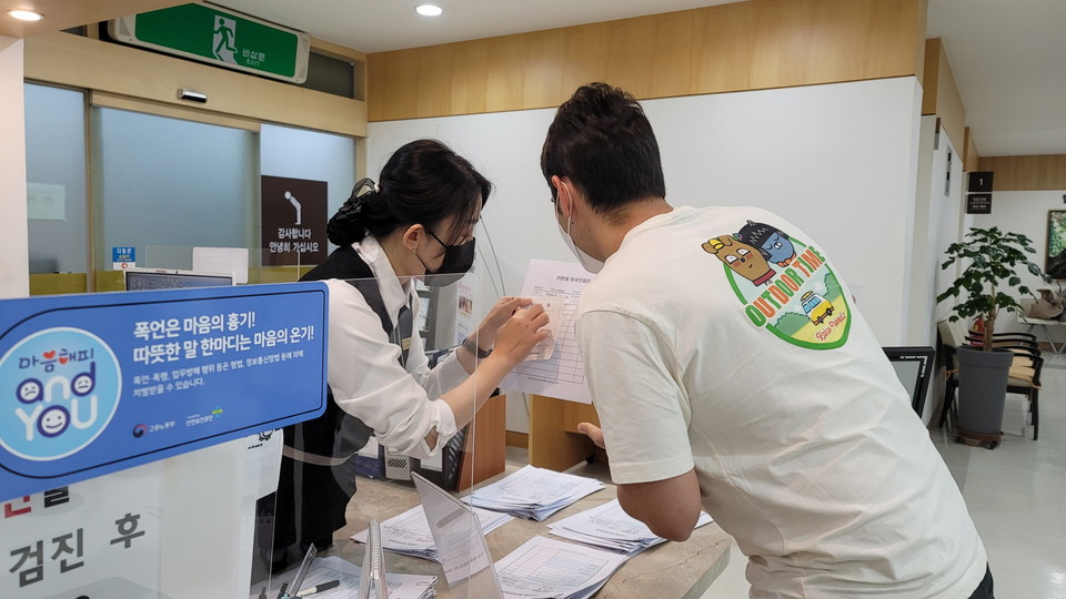 선문대 외국인 유학생이 HJ매그놀리아국제병원서 종합 검진 안내 받고 있다(사진=선문대학교).