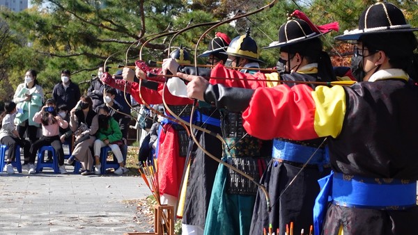 대구 수성구는 13일 영남제일관에서 ‘대구읍성 남문을 지켜라!’ 프로그램 중 하나인 국궁을 초등학생들과 학부모가 보고 있다./ⓒ수성구청