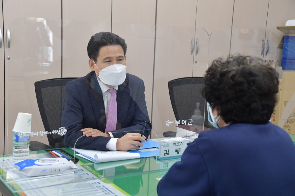 충남 부여군은 법률적 고충사항에 대한 전문가의 무료 상담으로 군민의 비용 부담을 줄이고 궁금증을 해소하기 위해 무료 법률 상담실을 운영한다.(사진=부여군청)