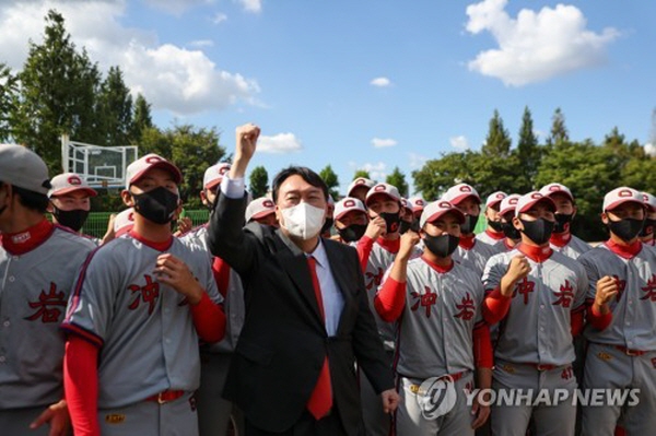 윤석열 후보는 지난 9월 충암고 야구부원들을 향해 "졸업해서 야구 명문대에 진학하길 바라겠다"라고 말했다. 그러나 현재 고교야구 선수들은 프로구단에 빨리 지명받아 프로야구에 진출하는 것을 원하지, 대학 진학을 목표로 하지 않는다. 윤석열 후보가 바뀐 세상물정을 이해하지 못하고 수십 년 전 관점에서 야구부원들에게 말한 셈이다. 사진=연합뉴스