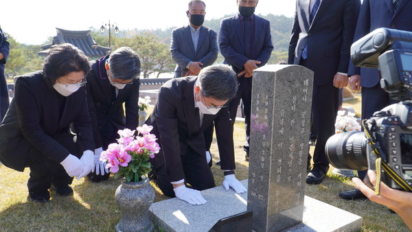 김동연 후보가 518 묘역  앞에서 참배하고 있다.(사진=김동연 후보 선거캠프)