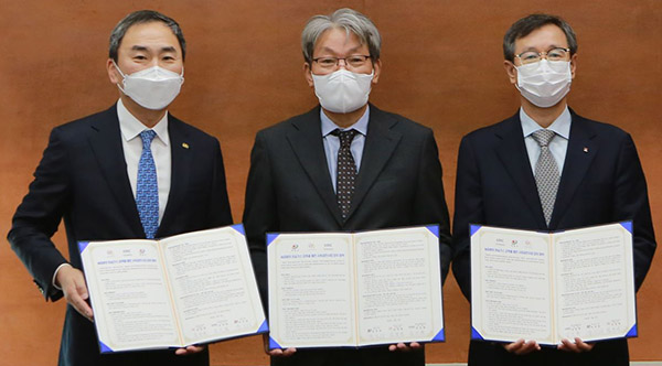 왼쪽부터 대상 임정배 사장과 유진섭 정읍시장, 김상현 한국기후변화연구원장. (사진=대상)