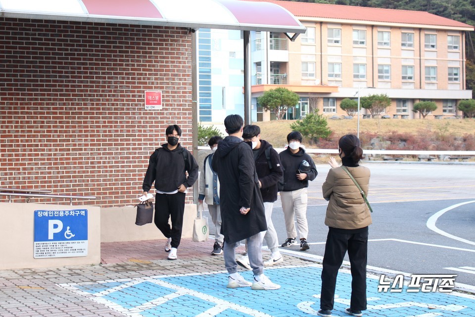 18일 오전 충남 보령시 대천고등학교 앞에서 수험생들이 선생님들의 응원을 받으며 고사장에 들어가고 있다.(사진=박성민기자)