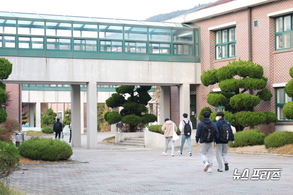 18일 오전 수험생들이 대천고등학교 고사장으로 들어가고 있다.(사진=박성민기자)