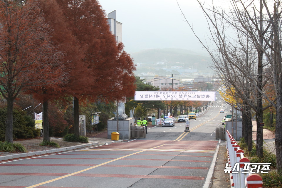 18일 오전 충남교육청 62지구 제1시험장으로 지정된 대천고등학교가 예년과 마찬가지로 후배들 응원전이 없어 썰렁한 모습을 보이고 있다.(사진=박성민기자)