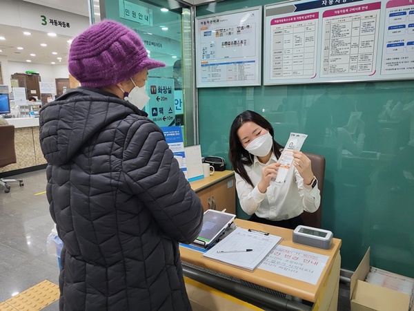 의정부시(시장 안병용)는 자동차관리과가 자동차 의무보험 가입 및 정기검사 수검 등 자동차 관련 법 준수 사항 안내를 통해 과태료를 사전에 예방하고자 홍보 마스크 1,000매를 제작했다고 18일 밝혔다. 사진제공=의정부시청