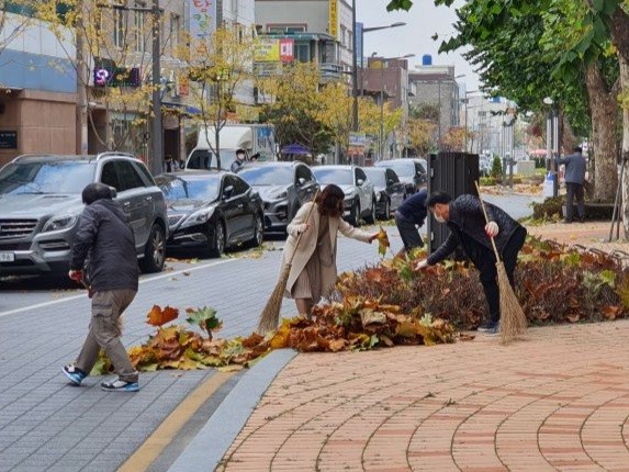 18일 옛 충남도청 뒷길에서 진행한 ‘낙엽 일제대청소 실시의 날’ 운영 모습.(사진=중구)