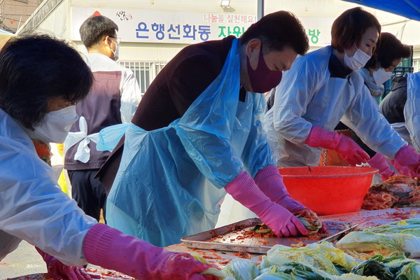 18일 은행선화동 행정복지센터 앞 주차장에서 대전 중구의회 김연수 의장이 은행선화동 자생단체회원 30여 명과 함께 김장을 하고 있다.(사진=중구의회)