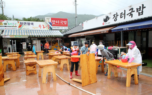 7·8일 340㎜가 넘는 집중호우로 침수피해를 본 화개장터 일원에 사흘째 복구작업이 진행된 가운데 관외에서도 도움을 손길이 이어지고 있다./ⓒ하동군