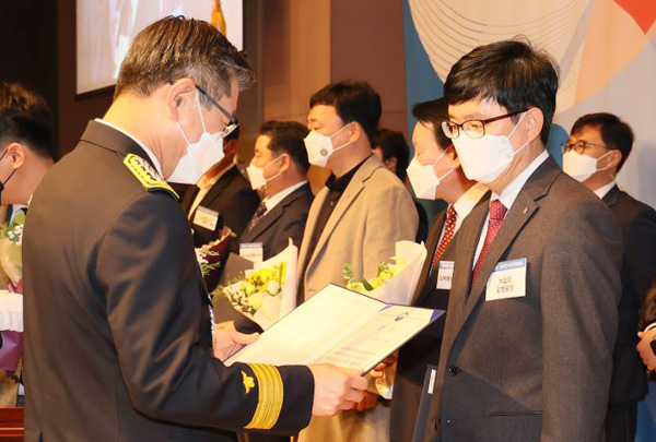 GC녹십자 김성화 공장장(오른쪽)이 '제 20회 대한민국 안전대상'을 수상하고 있다. (사진=GC녹십자)