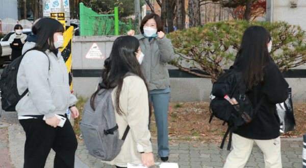 김보라 안성시장은 18일 새벽, 2022학년도 대학수학능력시험이 치러지는 학교를 방문해 뜨거운 박수와 응원의 메시지를 보내며 수험생들을 격려했다.(사진=안성시)