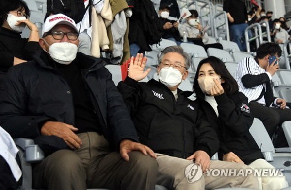 이재명 후보 내외는 검정색 KT 위즈의 점퍼를 입고 경기시작 15분 전 모습을 드러냈다. 이재명 후보는 "성남시장을 지낼 때 KT위즈 창단을 지지하고 지원했다"면서 "KT 위즈가 경기도 연고 구단이기 때문에 제가 KT 위즈를 응원하고 있다"고 강조했다. 이재명 후보 내외는 '한국시리즈 우승 10회' 금자탑을 쌓은 김응용 전 야구 국가대표팀 감독과 함께 경기를 관람했다. 사진=연합뉴스