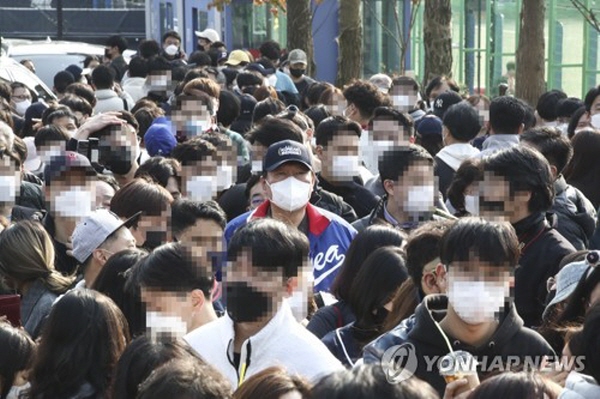 윤석열 후보는 지난 14일 한국시리즈 1차전을 직관하러 고척 스카이돔을 찾은 바 있다. 그는 파란색 한국 국가대표 야구팀 점퍼와 검정색 캡 모자 차림으로 경기장에 입장한 바 있다. 입장을 위해 시민들과 줄을 서는 윤석열 후보의 모습. 사진=연합뉴스