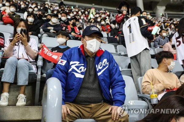 윤석열 후보는 취재진의 질의에 자신이 초등학교 때부터 '야구광'이었고 강조하면서도, '어느 팀을 응원하는가'라는 질문엔 “대전에 근무할 때는 한화, 대구에 근무할 때는 삼성, 광주에 근무할 때는 해태와 기아(를 응원했다)”고 답했다. 자신은 어느 특정 구단을 응원하는 것이 아니고, 자신이 근무하던 지역의 연고지 팀을 응원했다고 한 것이다. 사진=연합뉴스