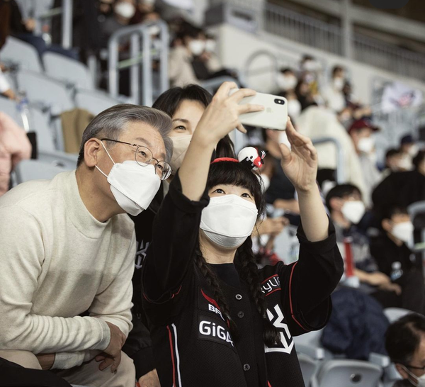 이재명 후보가 야구관람중 청년과  함께 사진을 촬영하고 있다.(사진=이재명 후보 열린선거캠프)