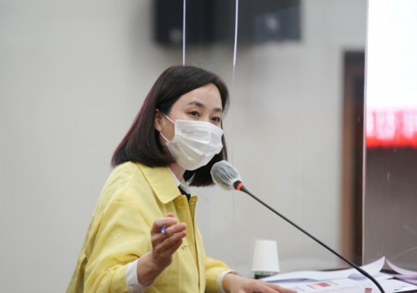 집행부 하남시를 상대로 시정질의를 하고 있는 박진희 하남시의원(사진=하남시의회)
