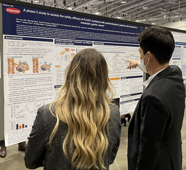 한미약품 임상팀 관계자(오른쪽)가 미국 워싱턴에서 열린 면역항암학회(SITC)에서 FLX475 임상 결과를 설명하고 있다. (사진=한미약품)