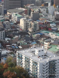 서울 남산에서 바라본 시내 아파트, 주택가. 연합뉴스