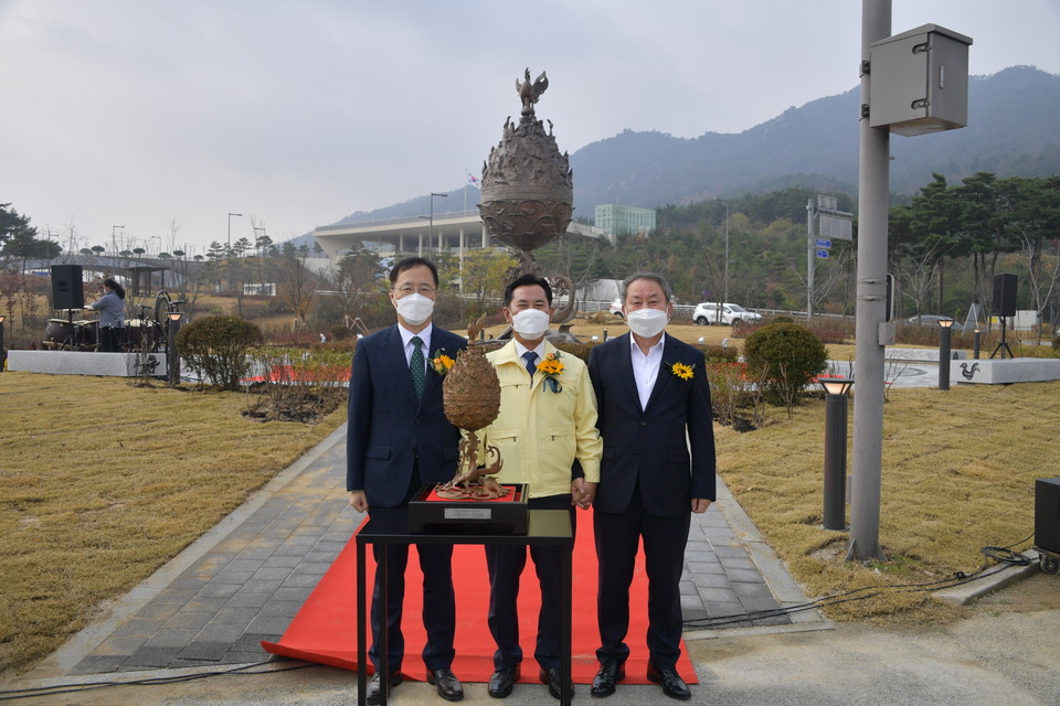 충남 부여군은 내포신도시 홍예공원에 백제금동대향로 조형물 설치를 완료하고 19일 제막식을 개최했다.(사진=부여군청)