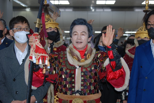 국가혁명당은 허경영 대통령 후보가 지난 18일 저녁 퇴근시간 대에 김포 경전철 골드라인 노선(김포역-구래역)에 탑승해 지옥철을 체험하며 김포를 앞으로 수도권의 중심으로 삼아 시발점으로 수도권 환승철도 계획구상을 발표했다고 19일 밝혔다. 사진제공=국가혁명당