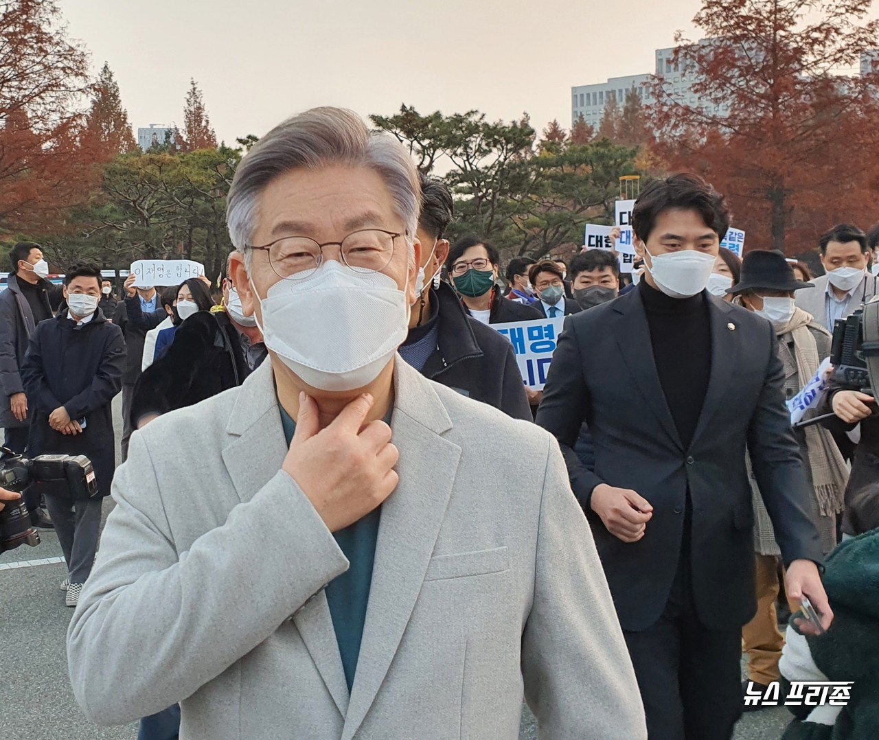 이재명 더불어민주당 대선 후보가 19일 오후 5시쯤 대전 엑스포 시민광장을 찾아 '세기의 게임대전’ 퍼포먼스를 위해 발걸음을 옮기고 있다.(사진=이현식 기자)