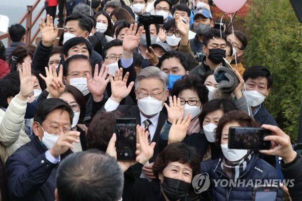 이재명 후보는 "그 사람이 가진 능력, 지위, 관 이런 것 다 던지고 오로지 실력, 국민을 위한 충정, 그리고 열정을 가진 사람으로 다시 시작하겠다"라며 "두꺼운 보호복 다 벗어던지고 날렵하게, 가볍게, 국민이 원하는 곳을 향해서 빠르게 달려가겠다"고 강조했다. 사진=연합뉴스