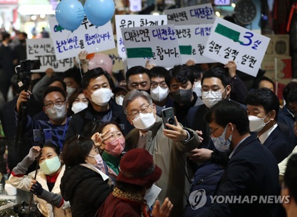 이재명 더불어민주당 대선후보가 20일 충남 논산을 찾아 “덩치만 크고 할 일 제대로 못 챙기는 선대위, 국민의 의지와 우리의 책임만 남기고 다 다시 시작하겠다”며 선거대책위원회를 대대적으로 개편하겠다고 공언했다. 사진=연합뉴스