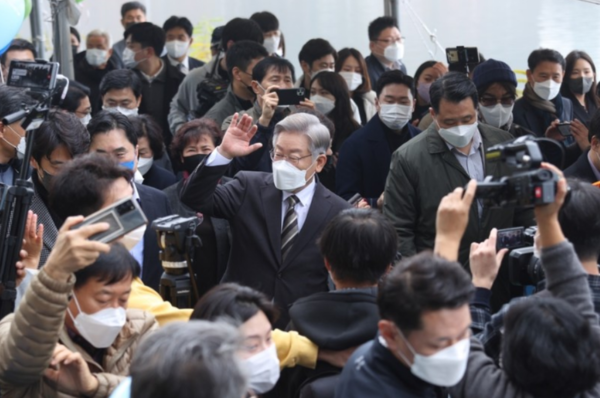 이재명 더불어민주당 대선후보는 20일 충남 논산 화지시장을 찾은 자리에서 "민주당의 이재명이 아닌 이재명의 민주당으로  만들어  가겠다"고 피력했다.(사진=이재명 후보   열린선거캠프)