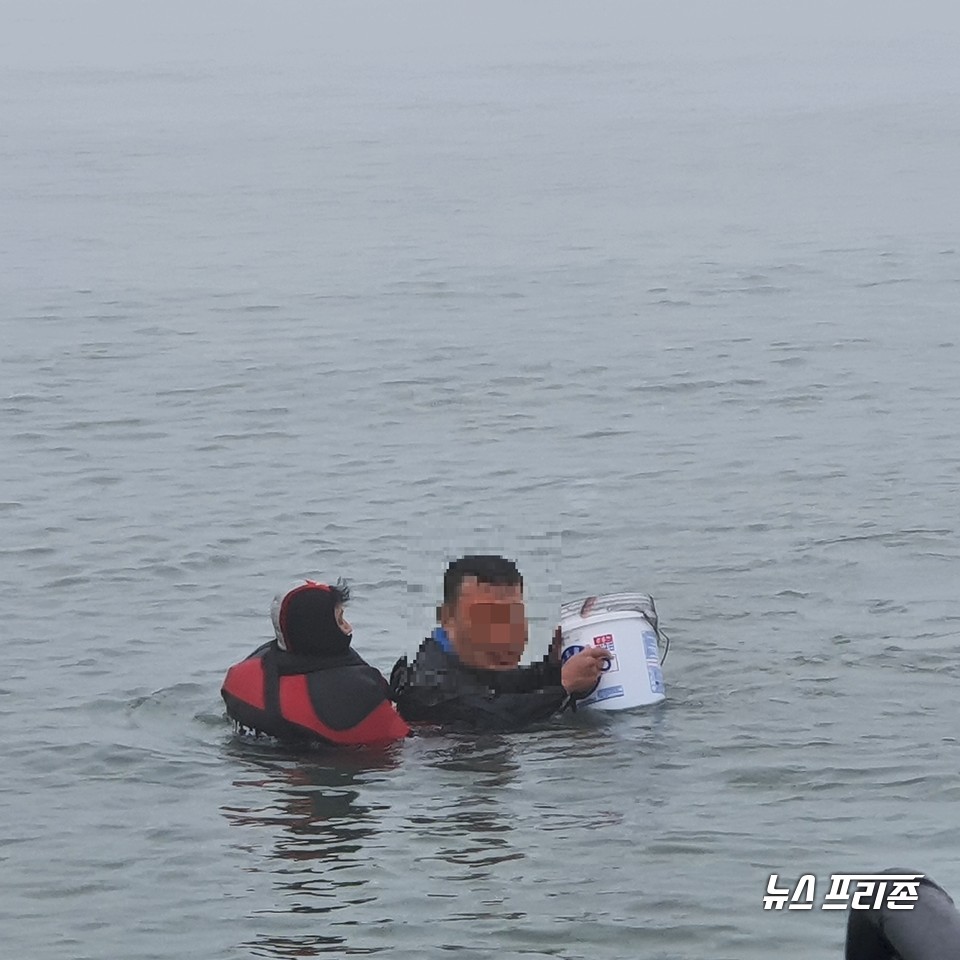 보령해경이 짙은 안개가 낀 갯벌서 고립된 60대 남성을 구조하고 있다.(사진= 보령해경)